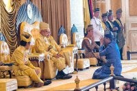Hassan menghadap Tuanku Muhriz bagi menzahirkan pelantikannya sebagai Undang Luak Rembau ke-22