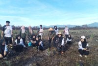 Antara peserta yang terlibat menanam pokok gelam di kawasan seluas 0.81 hektar di Tasik Berombak, Kampung Saujana pada Jumaat.