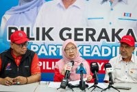 Dr Zaliha (tengah) pada sidang media sempena penamaan calon Pilihan Raya Negeri Johor ke-16 di Bilik Gerakan Utama PKR. Foto Bernama