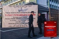 Anggota polis berkawal bagi memastikan kelancaran proses penamaan calon DUN N41 Puteri Wangsa sempena PRN Johor ke-16 di Dewan Besar Sekolah Menengah Kebangsaan Bandar Dato' Onn hari ini. - Foto: Bernama
