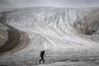 Glasier di Switzerland mengalami pencairan yang semakin membimbangkan susulan gelombang haba melampau yang melanda Eropah. Foto: AFP
