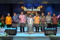 Choon Man (tiga dari kiri) bersama Saarani (lima dari kanan) yang menyempurnakan gimik perasmian Festival Budaya Malaysia (FBM) @ Perak 2026 di Bulatan Sultan Azlan Shah, Meru Raya, Ipoh pada Sabtu.