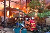 Pasukan bomba bertungkus-lumus memadamkan kebakaran melibatkan kilang kitar semula di Batu 2 Kampung Durian, Lahad Datu.