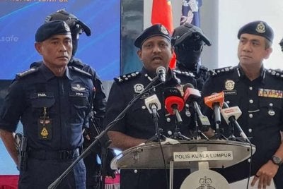 Pengarah Jabatan Siasatan Jenayah Narkotik (JSJN) Bukit Aman, Datuk Hussein Omar Khan (tengah) ketika sidang media pada Jumaat.