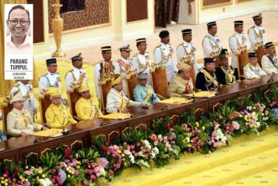 Institusi kesultanan bukan sahaja berfungsi sebagai simbol kedaulatan, malah memainkan peranan penting dalam perkembangan agama, pentadbiran dan identiti orang Melayu.