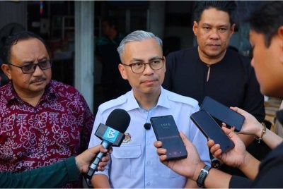 Fahmi bercakap kepada pemberita pada Program Edaran Pisang Goreng Percuma di Medan Selera Banang, Taman Banang Jaya pada Jumaat. - Foto Bernama