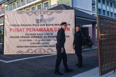 Anggota polis berkawal bagi memastikan kelancaran proses penamaan calon DUN N41 Puteri Wangsa sempena PRN Johor ke-16 di Dewan Besar Sekolah Menengah Kebangsaan Bandar Dato' Onn hari ini. Foto Bernama