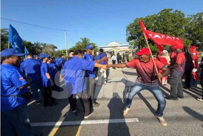 Laungan ‘Hidup BN, Maju Johor’, ‘Hidup PH, Undi Harapan, dan ‘Hidup PN, tolak orang hancing’ bergema dalam kalangan penyokong parti yang bertanding di pusat penamaan calon DUN Bukit Kepong pada Sabtu.