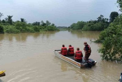 Anggota bomba melaksanakan SAR sejak Khamis lalu. Foto JBPM Selangor 