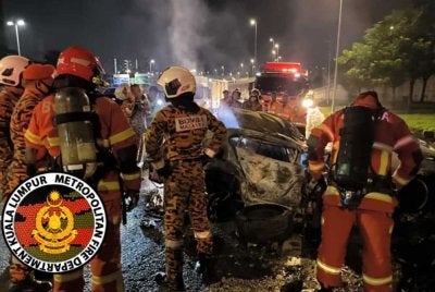 Sepasukan BBP Jinjang serta BBP Sri Hartamas dikejarkan ke lokasi kemalangan maut yang melibatkan dua rentung dalam kejadian di Lebuhraya DUKE, Kuala Lumpur pada Sabtu. Foto: JBPM KL