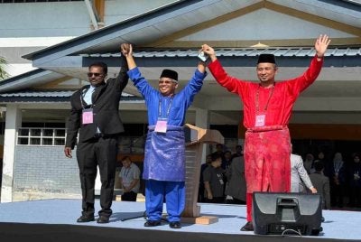 DUN Bukit Kepong menyaksikan perlawanan tiga penjuru babit Subramani (kiri), Ahmad Syarie (tengah) dan Dr Sahruddin (kanan).