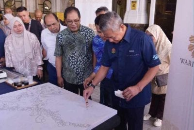 Datuk Bandar Kuala Lumpur, Datuk Seri TPr Fadlun Mak Ujud menunjukkan bakat dalam seni.