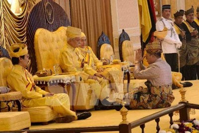 Muhammad Faris menghadap Tuanku Muhriz bagi menyempurnakan Kejadiannya sebagai Undang Luak Sungei Ujong ke-11.
