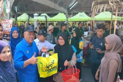 Mohd Zolkafly (dua dari kiri) merasmikan Program Jualan Agro Madani Mega @ Pusat Transformasi Luar Bandar (RTC) Perak di Pentas Utama RTC Perak di sini pada Sabtu.