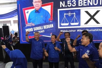 Ahmad Zahid (kiri) pada Majlis Pelancaran Gelombang Biru DUN Benut di Kampung Parit Ismail, Benut pada Sabtu.