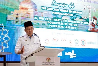 Anwar menyampaikan ucapan pada Perasmian Konvensyen Kebangsaan Profesion Peguam Syarie 2026 pada Sabtu. Foto Bernama