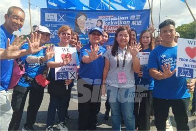 Teow Chia Ling selepas proses penamaan calon PRN Johor bagi DUN Puteri Wangsa di Sekolah Menengah Kebangsaan (SMK) Bandar Dato Onn pada Sabtu.