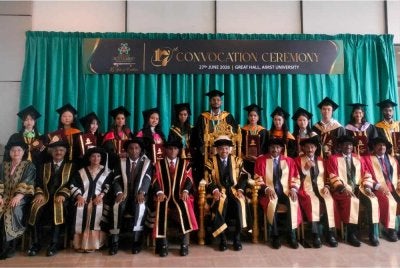 Vigneswaran (duduk di depan, enam dari kiri) ketika hadir ke Konvokesyen Aimst University di Sungai Petani pada Sabtu.
