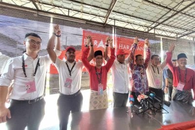 Saifuddin (tengah) dan Amirudin (tiga dari kanan) bersama beberapa calon PH dalam sidang akhbar di Kulai pada Sabtu.
