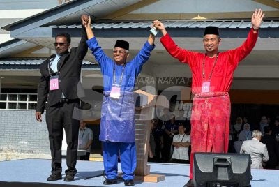 Dari kiri: Subramani, Ahmad Syarie dan Dr Sahruddin ketika penamaan calon di Kompleks Sukan Pagoh, Muar pada Sabtu. 