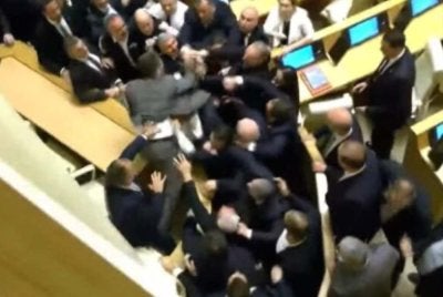 Aksi pergaduhan mereka di dewan. Foto: TV Pirveli