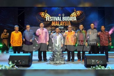 Choon Man (tiga dari kiri) bersama Saarani (lima dari kanan) yang menyempurnakan gimik perasmian Festival Budaya Malaysia (FBM) @ Perak 2026 di Bulatan Sultan Azlan Shah, Meru Raya, Ipoh pada Sabtu.