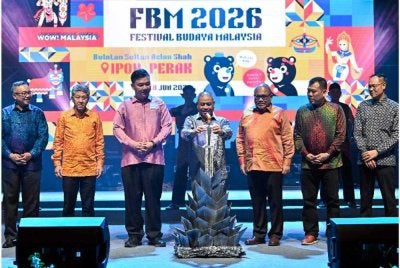Choon Man (tiga dari kiri) bersama Saarani (empat dari kanan) yang menyempurnakan gimik perasmian FBM @ Perak 2026 di Bulatan Sultan Azlan Shah, Meru Raya, Ipoh pada Sabtu. Foto: Bernama