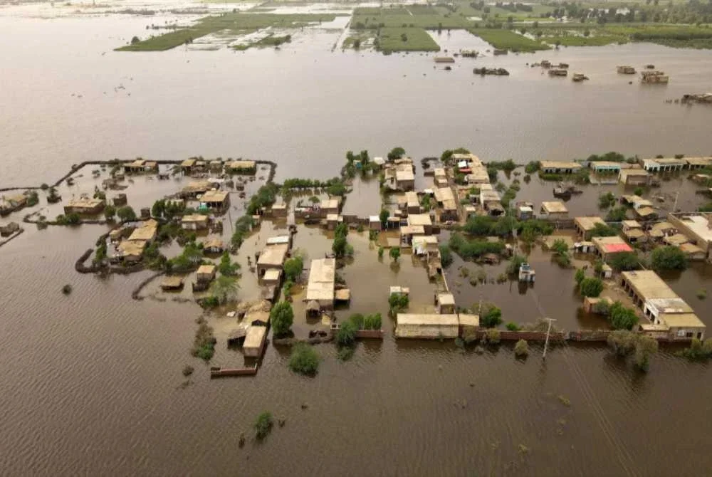 Pakistan semakin terkesan akibat cuaca ekstrem yang berlaku iaitu banjir besar dan gelombang haba. - FOTO: CONCERNUSA