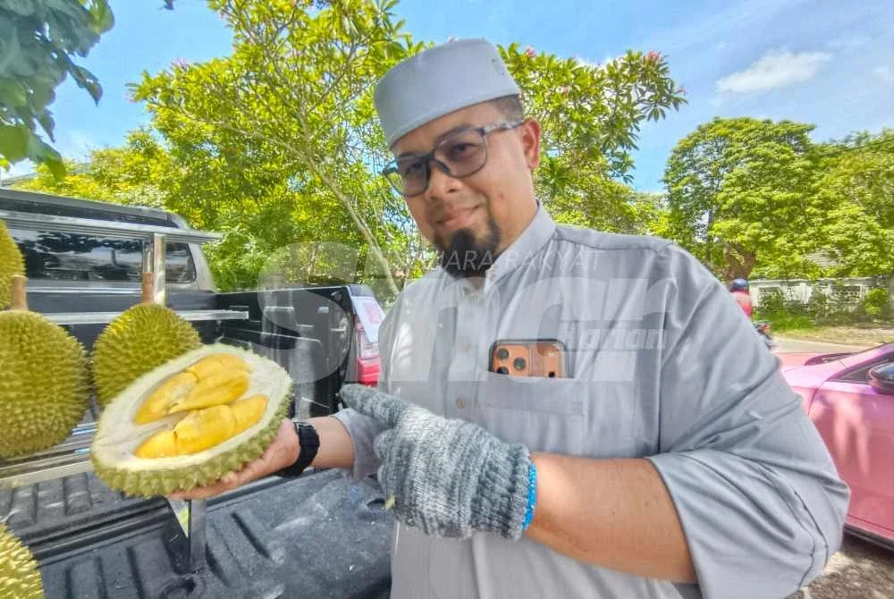 Ahmad Maher memaklumkan lambakan durian menyebabkan harga beberapa varieti premium merosot dengan ketara.