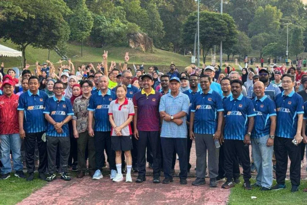Abd Hamid (depan, tengah) bersama warga Klang yang mendaki bersamanya di Taman Rakyat Klang pada Ahad.