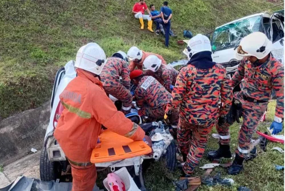Anggota dari Balai Bomba dan Penyelamat Guar Chempedak melaksanakan operasi mengeluarkan mangsa tersepit. Foto Bomba