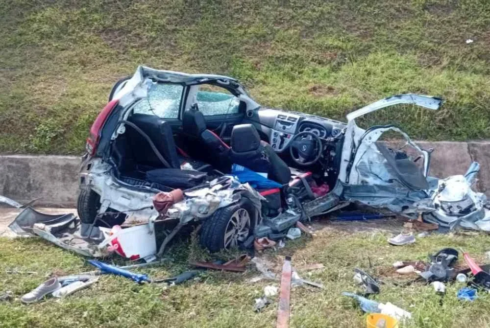 Pemandu kereta Perodua Myvi yang tersepit berjaya dikeluarkan. Foto Bomba
