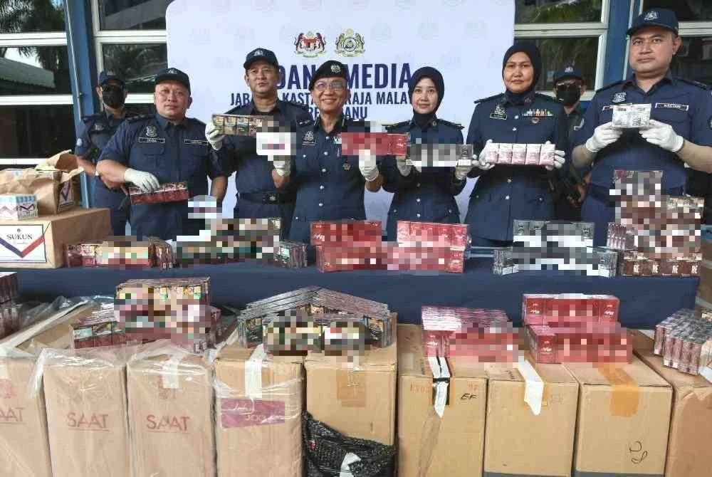 Hasbollah menunjukkan antara rokok seludup yang dirampas dalamempat siri serbuan berasingan di sekitar Terengganu dan Kelantan sepanjang April hingga Mei lalu.