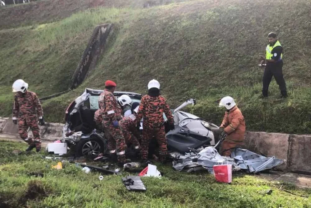 Anggota Balai Bomba dan Penyelamat Guar Chempedak mengeluarkan mangsa tersepit. Foto Bomba