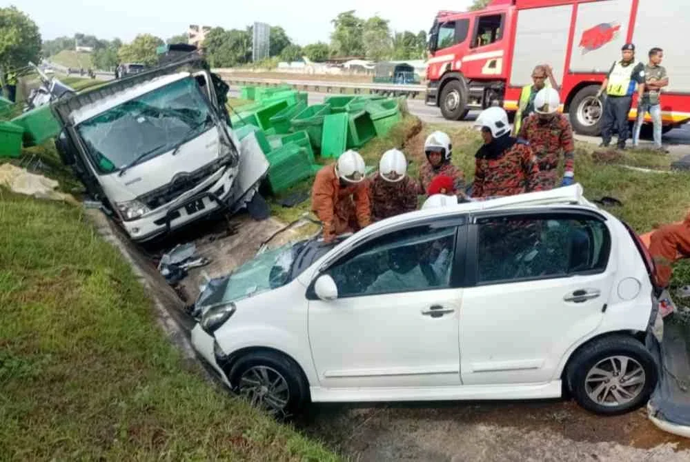 Kemalangan dikatakan berpunca daripada salah sebuah kenderaan mengalami kerosakan. Foto Bomba