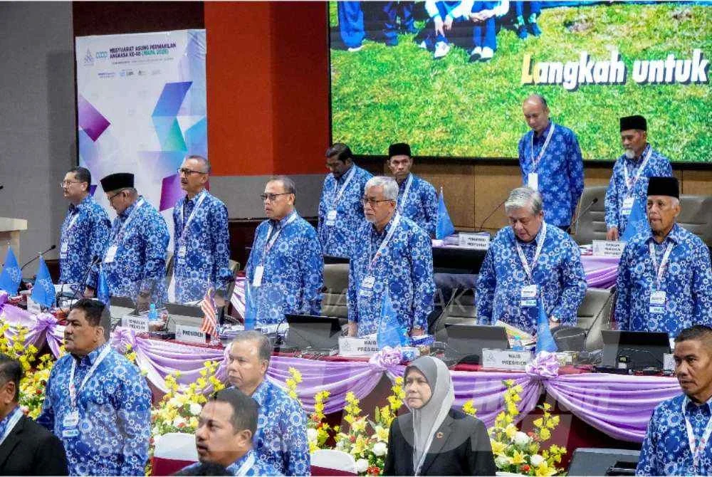 Abdul Fattah (empat dari kiri) ketika merasmikan Mesyuarat Agung Perwakilan Angkasa Ke-40 di Auditorium Angkasa, Wisma Ungku A Aziz, di sini.