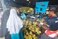 Pelanggan mengambil kesempatan membeli buah premium yang dijualnya pada harga murah.