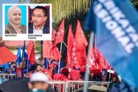 Penyokong PH, BN dan PN berkumpul di luar pusat penamaan calon di Dewan Arena Segitiga, Kota Tinggi pada Sabtu. FOTO: Bernama