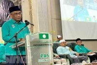 Takiyuddin menyampaikan ucapan pada Mesyuarat Agung Tahunan Pas Kawasan Kota Bharu pada Sabtu malam. Foto: HAZELEN LIANA KAMARUDIN