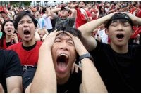 Reaksi Penyokong Korea selepas pasukan itu tewas 0-1 kepada Afrika Sekatan. FOTO: Agensi