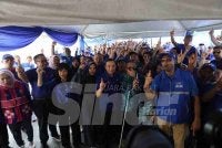 Onn Hafiz (tengah) pada Program Ramah Mesra bersama Penduduk Pangsapuri Bukit Saujana, pada Ahad.