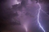 MetMalaysia mengeluarkan amaran ribut petir, hujan lebat dan angin kencang di enam negeri. - Gambar hiasan