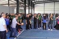 Mohamed Khaled membaling bola pada Karnival Hari Keluarga Kita bersama warga Angkatan Tentera Malaysia Zon Selatan, pada Ahad.