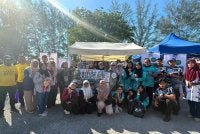 Sebahagian daripada 100 sukarelawan terdiri daripada warga UMT, pelajar SMK Bukit Besar, JAS Terengganu, Geng Plastik Ija (GPI) dan Trash Hero Batu Buruk merakam gambar ketika menjayakan Program Let's Refuse Plastic 2.0 di Kuala Nerus.