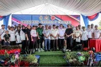 Mohamed Khaled bersama veteran ATM pada Karnival Hari Keluarga Kita Warga Angkatan Tentera Malaysia (ATM) di X Park Impiana 2 Square, pada Ahad. Foto Bernama