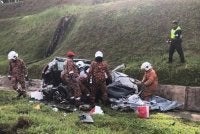 Anggota Balai Bomba dan Penyelamat Guar Chempedak mengeluarkan mangsa tersepit. Foto Bomba