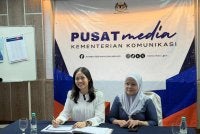Nie Ching (kiri) ketika melawat salah satu pusat media di Johor. 