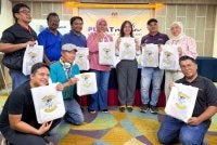 Nie Ching (lima dari kiri) bersama sebahagian petugas media di Pusat Media PRN Johor di Hotel Seri Malaysia di Johor Bahru pada Ahad.