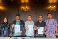 Mohd Hasrul (tengah) tampil menafikan dakwaan sekali gus menjelaskan keadaan sebenar susulan kontroversi berhubung urusan pengebumian anaknya yang tular baru-baru ini.