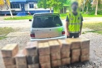 Sebuah kereta yang ditinggalkan sarat dengan bekalan minyak masak bersubsidi sebelum dua lelaki bertindak melarikan diri ke Thailand menggunakan perahu melalui Sungai Golok di pangkalan haram Bahaman, Kampung Simpangan di Tumpat pada Ahad. - Foto:PGA